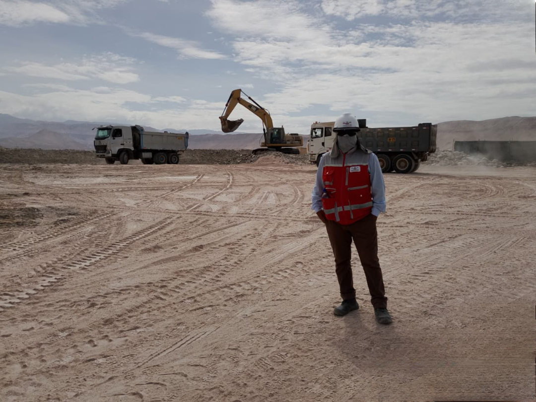 Arqueólogo supervisando maquinaria en obra