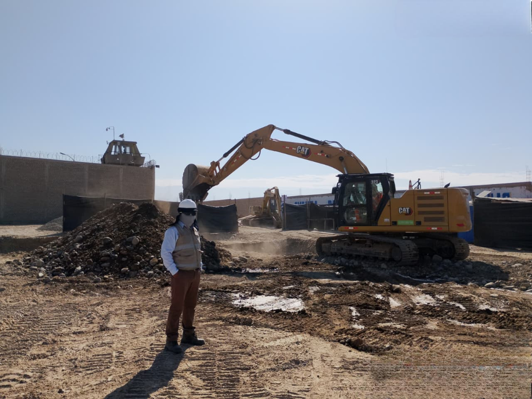 Arqueólogo supervisando excavación